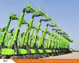 Xe nâng người làm việc ở trên cao 20 mét