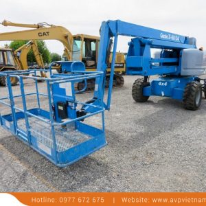 Xe nâng người làm việc ở trên cao 20 mét